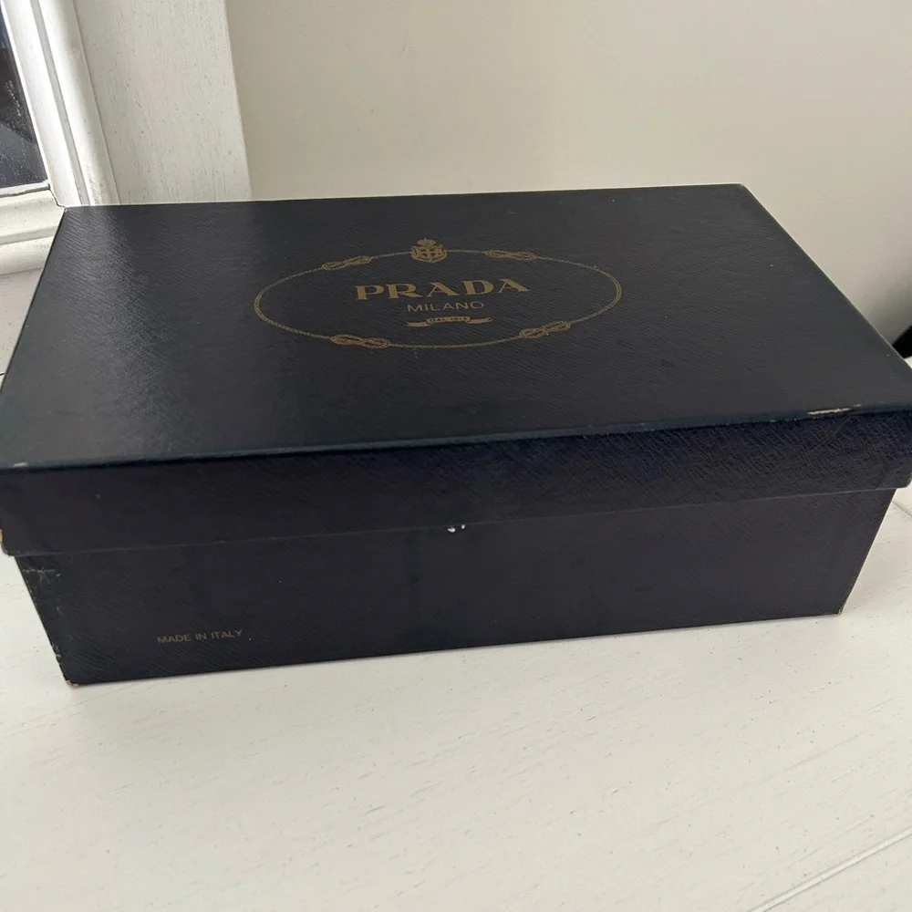 Prada Black Shoe Box with Gold Logo - Picture 4 of 7